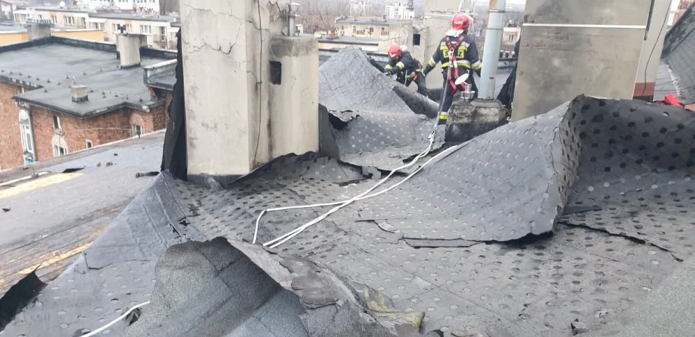 Polonya'yı şiddetli fırtına uçurdu: 1 milyona yakın kişi elektriksiz, 1 kişi öldü